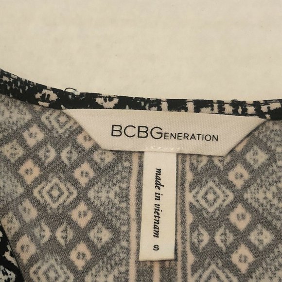 BCBGeneration Graphic Print Stretch Wrap Romper Women’s Small Snap Front - Picture 7 of 12